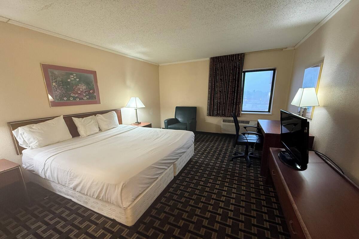 Standard Room, 1 King Bed, Non Smoking | Soundproofing