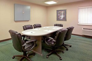 Living area - Norwood Inn & Suites by BlissPoint Post Rd Indianapolis (Indianapolis)