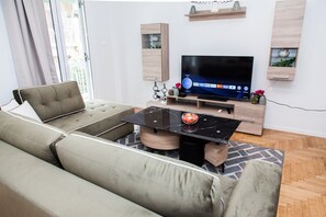 En 38-tommers smart-TV med digitale kanaler samt TV