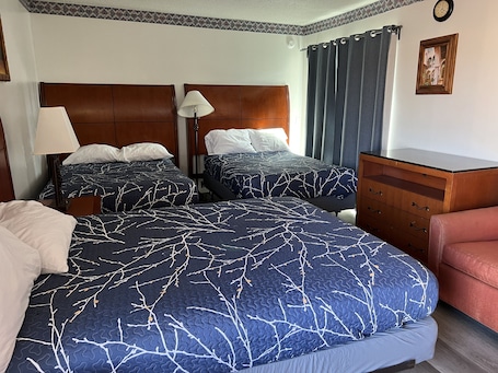 Family Quadruple Room | Desk, laptop workspace, free WiFi, bed sheets