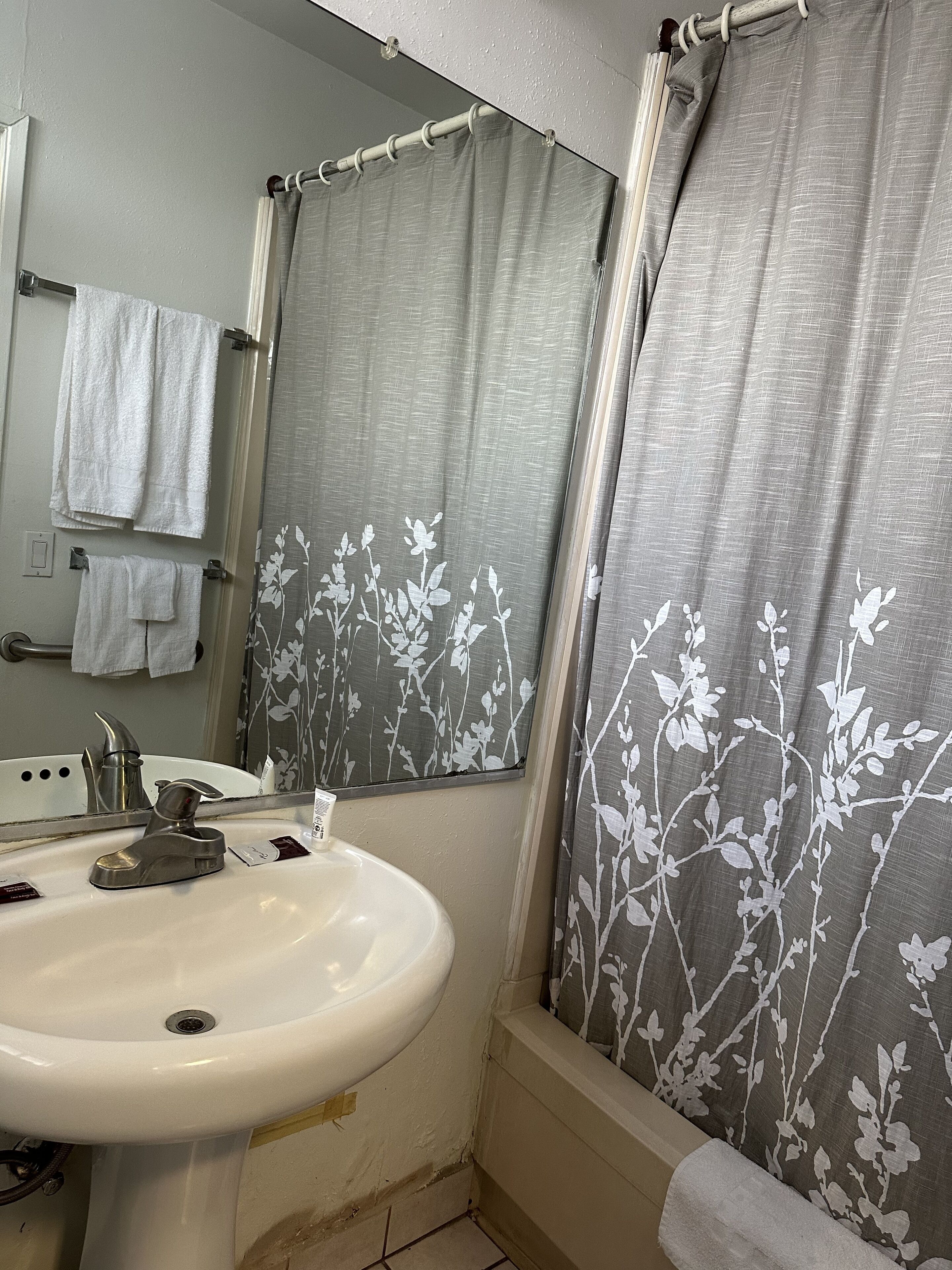 Habitación individual básica | Baño | Bañera, artículos de higiene personal gratuitos y toallas