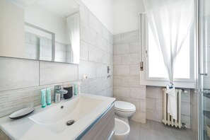 Shower, bidet - GuestHost - Comfortable and bright 35 sqm apartment that can accommodate up to 3 people located on the 3 floor of a building with a lift (not suitable for people with disabilities).The accommodation is located a few steps from Piazza Tripoli in an area e (Milano)