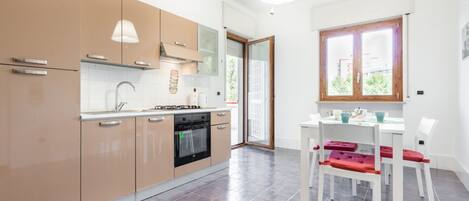 Een koelkast, een oven, een kookplaat, een broodrooster