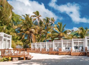 Terrace/patio - Hotel on the beach facing the sea, 2 people, with breakfast. (San Andrés y Providencia)