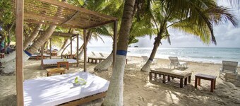 Hotel on the beach facing the sea, 2 people, with breakfast.