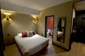 Individually decorated, individually furnished, desk, free WiFi - Hôtel Le Tiburon (Cherbourg-en-Cotentin)