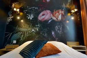 Decoración personalizada, muebles diferentes, escritorio y wifi gratis 