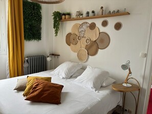 Classic Room | Individually decorated, individually furnished, desk, free WiFi - Hôtel Le Tiburon (Cherbourg-en-Cotentin)