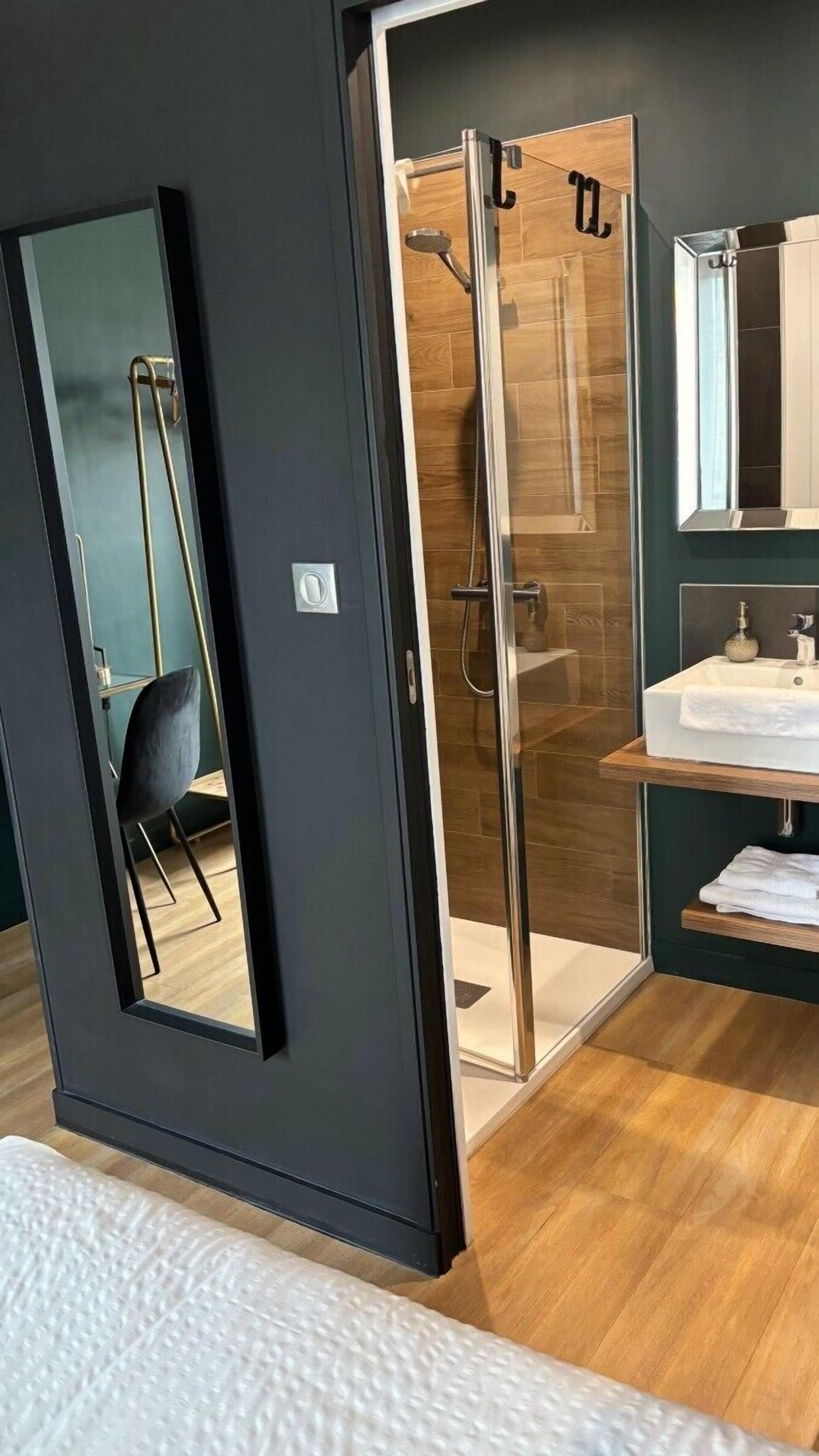 Quarto clássico | Individualmente decorados, individualmente mobiliados, escrivaninha