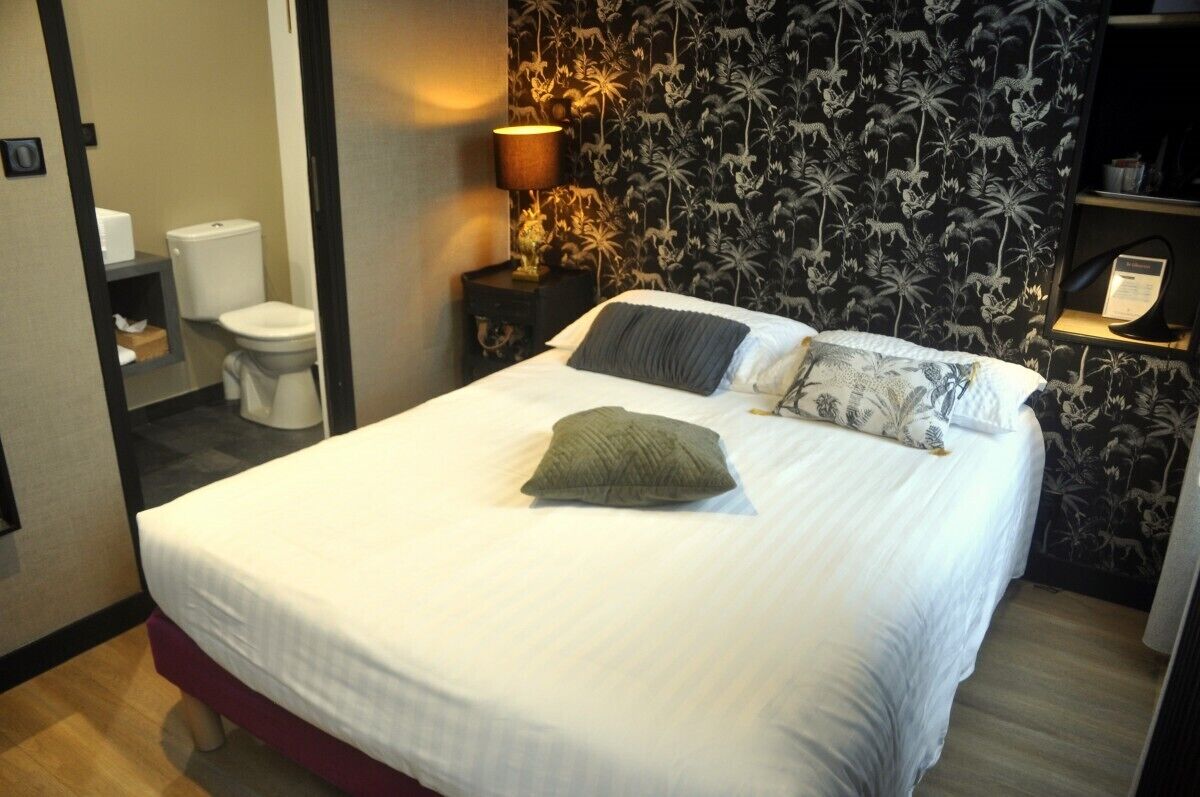 Habitación clásica | Decoración personalizada, muebles diferentes, escritorio y wifi gratis 