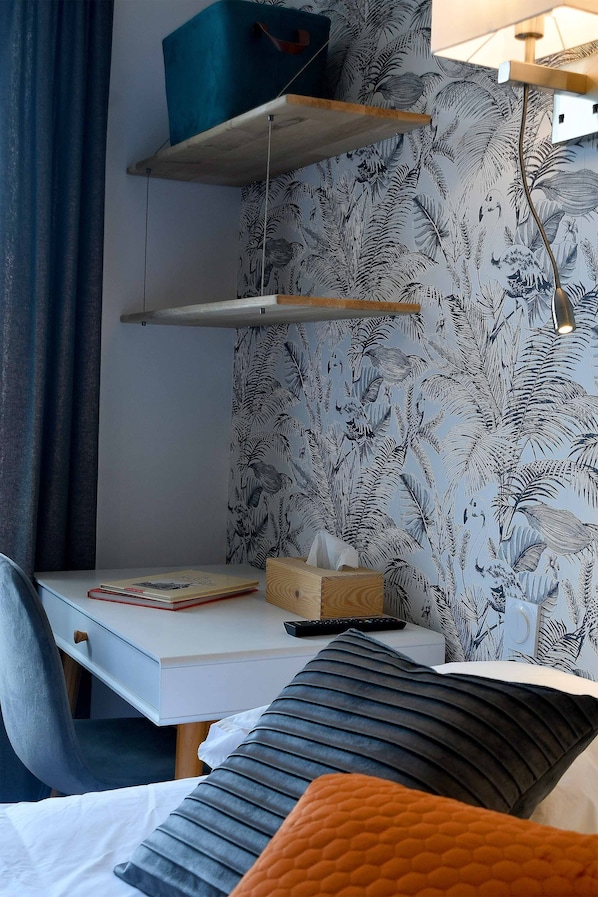 Quarto clássico | Individualmente decorados, individualmente mobiliados, escrivaninha