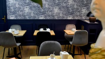 Petit déjeuner buffet (12 EUR par personne)