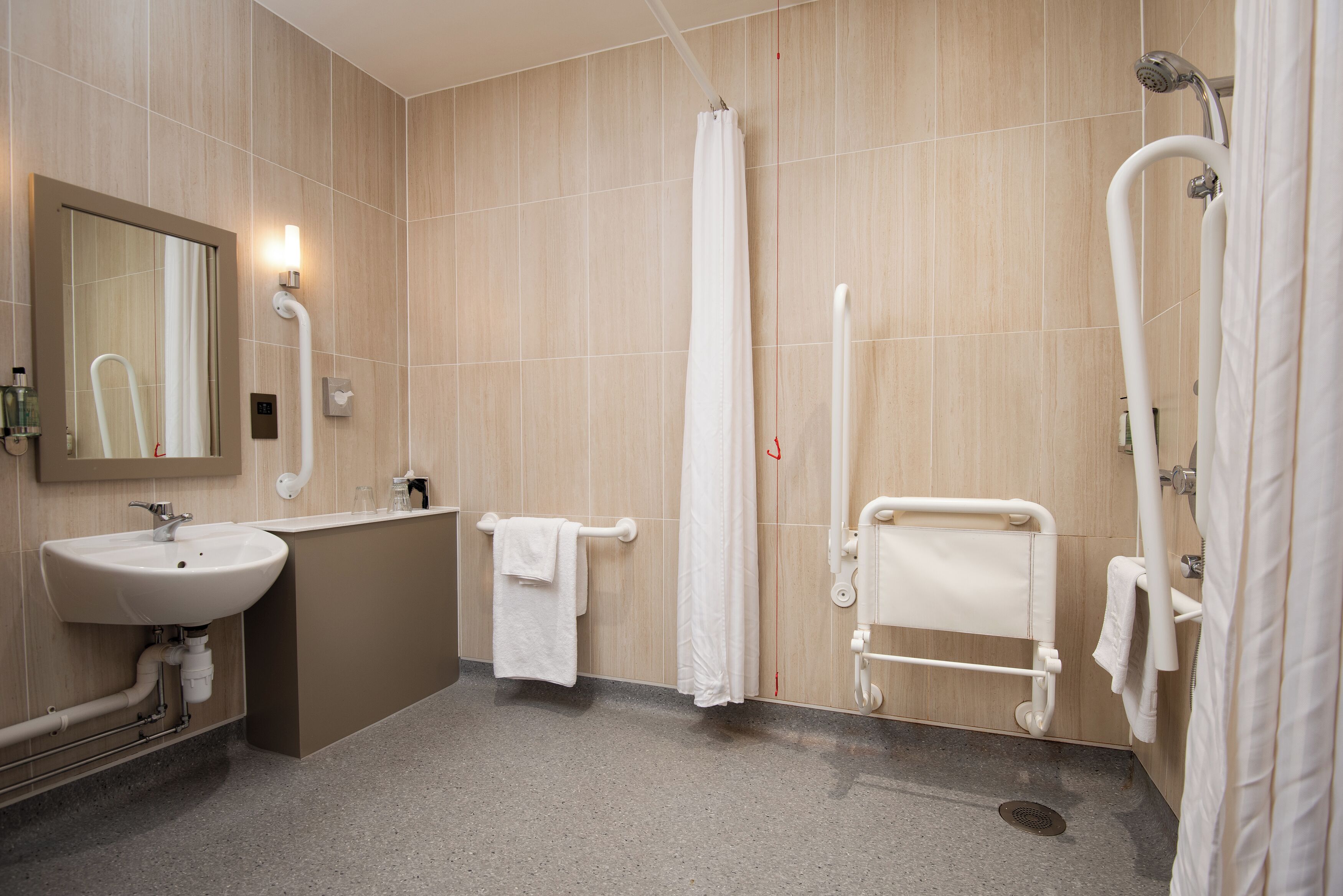 accessible double or twin room | bathroom | towels