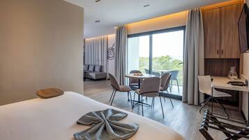 Hochwertige Bettwaren, Minibar, Schreibtisch