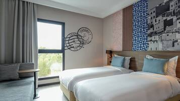 أغطية فراش متميزة وميني بار ومكتب ومساحة عمل للكمبيوتر المحمول