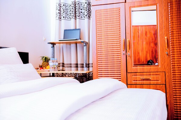 10 室のベッドルーム、セーフティボックス (室内)、デスク、WiFi (無料)