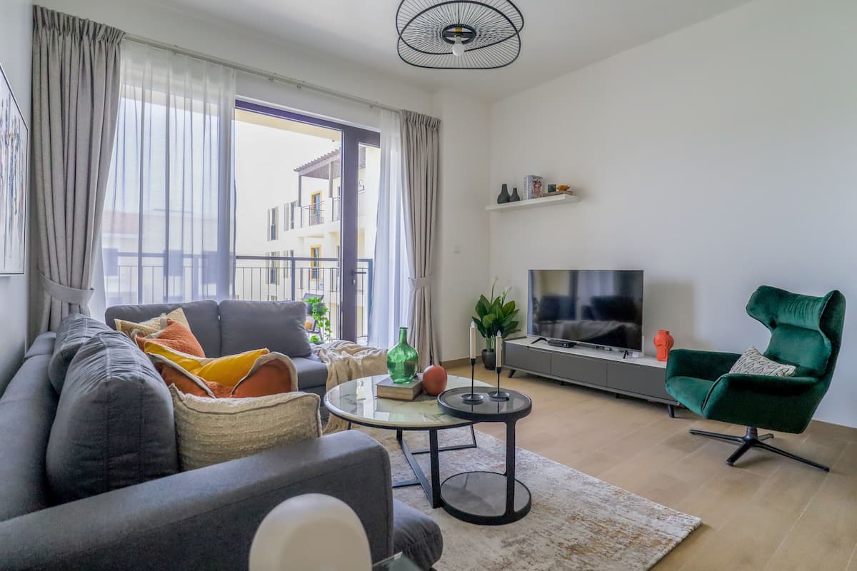 Departamento de diseñador | Área de sala de estar | Televisión LCD de 32 pulgadas con canales por cable y televisión