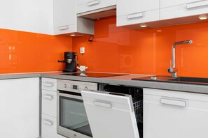 Kylskåp, ugn, spishäll och diskmaskin