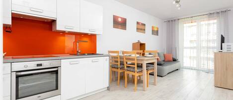 Kjøleskap, ovn, kokeplater og oppvaskmaskin