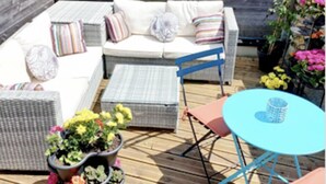 A wooden deck with a white sofa, two blue chairs, a small table, and potted plants. - Coup de Coeur-Trés bel Appartement avec Terrasse sur le PORT de ST Goustan-Auray (AURAY)