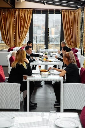 Breakfast, lunch and dinner served - Reikartz Sky Almaty (Almaty)