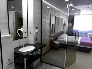 免费洗浴用品、吹风机、浴袍、拖鞋