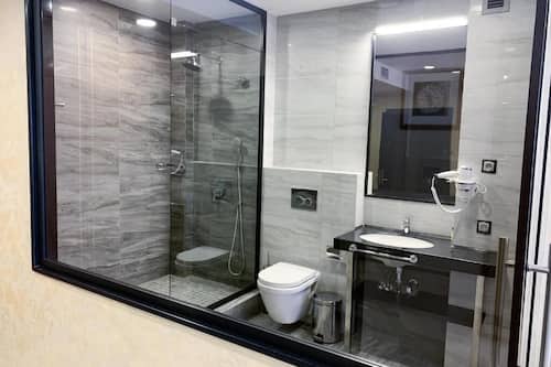 Kostenlose Toilettenartikel, Haartrockner, Bademäntel, Hausschuhe