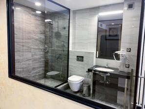 Kostenlose Toilettenartikel, Haartrockner, Bademäntel, Hausschuhe