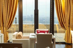 供应早餐、午餐和晚餐