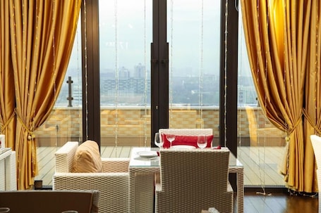 Breakfast, lunch served; Modern European cuisine, alfresco dining