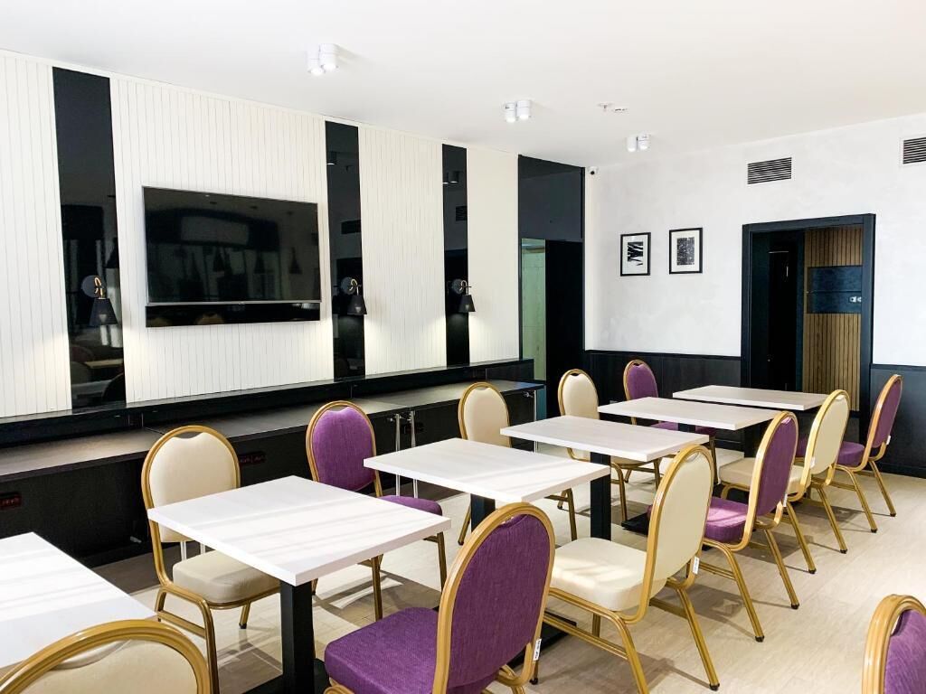 Breakfast, lunch served; Modern European cuisine, alfresco dining 