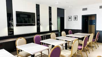 Phục vụ bữa sáng, món ăn phong cách Âu hiện đại, dùng bữa ngoài trời