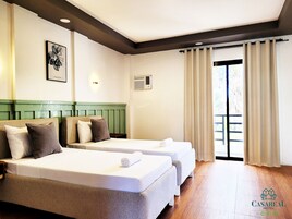 Tabla de planchar con plancha, wifi gratis y ropa de cama 