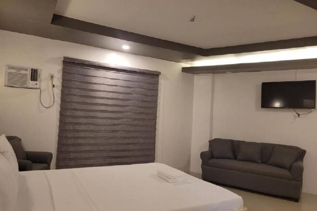 Tabla de planchar con plancha, wifi gratis y ropa de cama