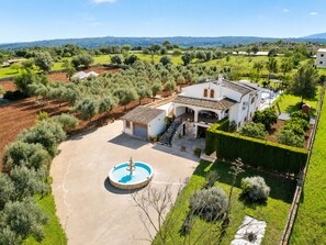 A villa with a swimming pool, surrounded by olive trees and a well-maintained garden. - Calderitx 253 fantastic finca with private pool, children's playground, barbecue and terrace (Ariany)