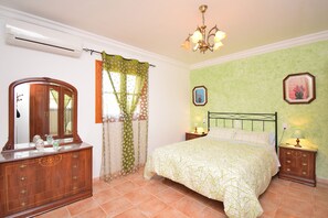 3 bedrooms, in-room safe, iron/ironing board, free WiFi