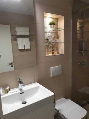 Een douche, een haardroger, handdoeken, zeep