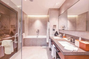 Suíte luxo, 1 quarto | Banheiro | Produtos de toalete grátis, secador de cabelo, roupões de banho 