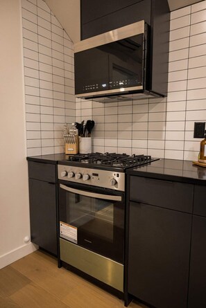 Refrigerador, microondas, horno y parrilla de estufa