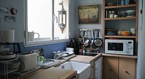 Kühlschrank, Mikrowelle, Herdplatte, Wasserkocher mit Kaffee-/Teezubehör