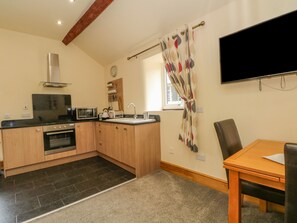 Cottage | Private kitchen | Dishwasher, cookware/dishes/utensils