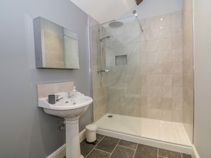 Cottage | Bathroom | Shower, hair dryer