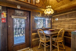 The smokehouse Cabin | In-room dining