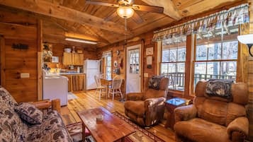 Chalet rustique, 2 chambres, accessible aux personnes à mobilité réduite, vue sur le fleuve | Décor unique, ameublement unique, accès au Wi-Fi (inclus)