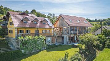 Family House, Multiple Bedrooms, 2 Bathrooms, Mountainside (Traditional House Kal With Hot tub) | Exterior
