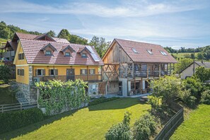 Nhà dành cho gia đình, nhiều phòng ngủ, 2 phòng tắm, cạnh núi (Traditional House Kal With Hot tub) | Ngoại thất