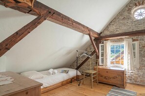 Nhà dành cho gia đình, 2 phòng ngủ, 2 phòng tắm, cạnh núi (Traditional House Kal With Hot tub) | 4 phòng ngủ, bàn, khu vực làm việc phù hợp cho laptop 