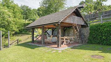 Familiehus, flere soverom, 2 bad, ved fjell (Traditional House Kal With Hot tub) | Utendørsservering