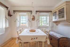 Familienhaus, Mehrere Schlafzimmer, 2 Bäder, Bergseite (Traditional House Kal With Whirlpool) | Speisen