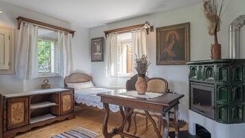 Family House, Multiple Bedrooms, 2 Bathrooms, Mountainside (Traditional House Kal With Hot tub) | Interior